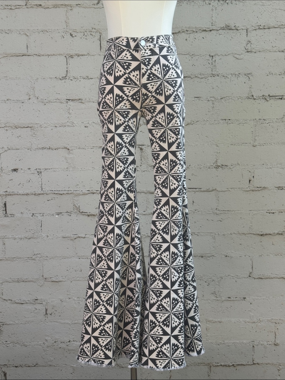 Free People We The Free Just Float On Flare Jeans Geo Black White Size 24 - Picture 6 of 15